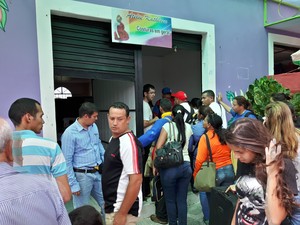 Venezuelanos formam fila para comprar comida em ateliêr transformado em mercado para venda de alimentos (Foto: Emily Costa/ G1 RR) Venezuelanos formam fila para comprar comida em ateliêr transformado em mercado para venda de alimentos (Foto: Emily Costa/ G1 RR)