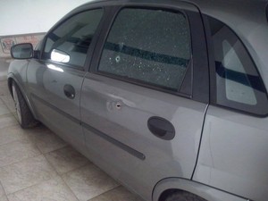 Tiros atingiram bataria e vidro do carro. (Foto: Arquivo Pessoal / Edevaldo de Oliveira)