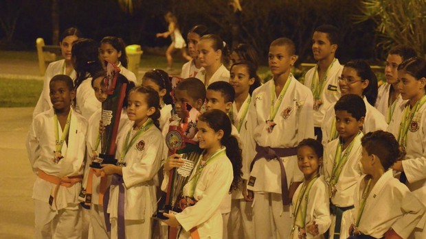 Estudantes comemoram liderança no Campeonato Brasileiro de Artes Marciais Escolares (Foto: João Áquila/GLOBOESPORTE.COM)