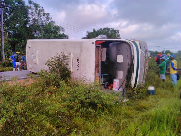 Ônibus levava cerca de 30 passageiros no momento do acidente (Foto: Divulgação/Bombeiros/ Márcio Barros)