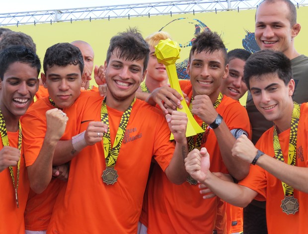 Rapazes do Santos PNI com o lutador Junior Cigano que fez a entrega dos trofeus (Foto: Daniel Cardoso (Globoesporte.com))