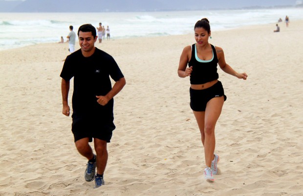 Gyselle Soares se exercita na praia da Barra (Foto: Gabriel Rangel / AgNews)