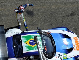 Brasileiro dá chutes para tentar fechar a porta do carro em etapa do Mundial de GT (Foto: Divulgação)