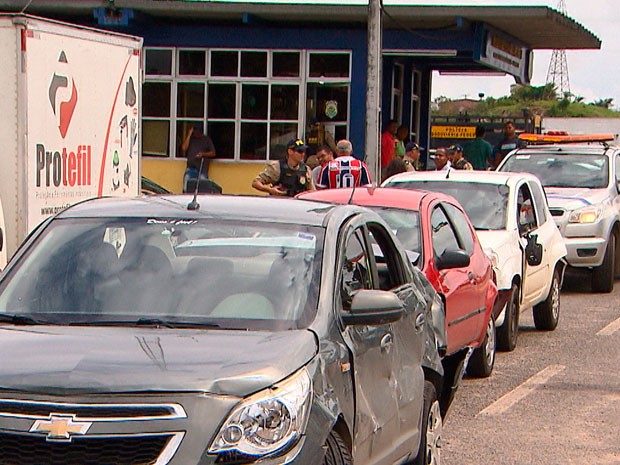 Carros envolvidos em congestionamento na BR-324 (Foto: Reprodução / TV Bahia)