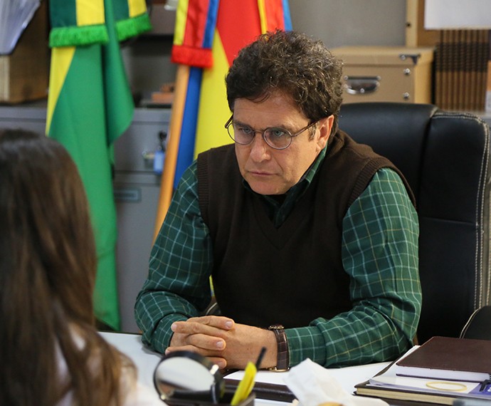Diretor da escola comanda a reunião (Foto: Isabella Pinheiro/Gshow)