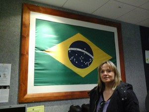 "Espero que, por ter sido a primeira a votar, meu voto leve sorte ao Brasil", diz Christiane, a primeira a votar (Foto: bbc) "Espero que, por ter sido a primeira a votar, meu voto leve sorte ao Brasil", diz Christiane, a primeira a votar (Foto: bbc)