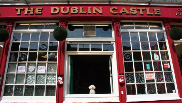 Peggy Lee no pub Dublin Castle, em Londres (Foto: Divulgação/Peggy Lee Loves London)