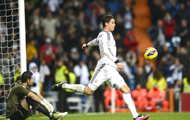 Cristiano Ronaldo comemora gol do Real madrid contra o Espanyol (Foto: Agência AFP)