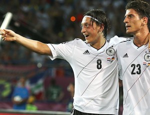 Mario Gomez e Ozil, Alemanha x Holanda (Foto: Agência Getty Images)