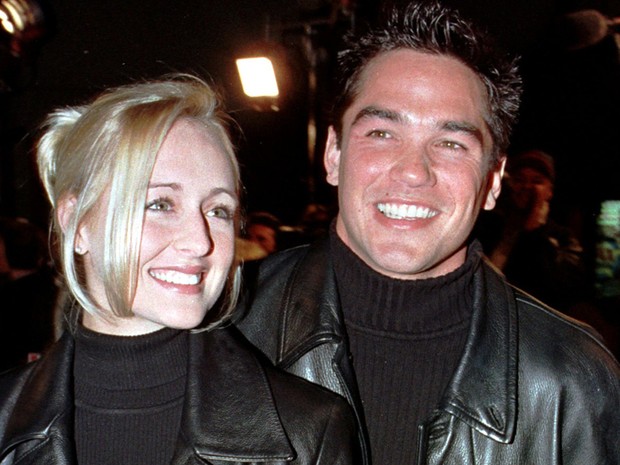 Mindy McCready e seu então namorado Dean Cain (o Super-homem de 'Lois e Clark: As novas aventuras do Superman') na pré-estreia do filme 'Pânico 2' em dezembro de 1997 (Foto: Reuters/Fred Prouser/Arquivo)