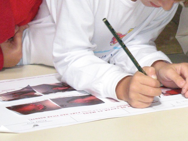 Alunos da Escola Vivam fazem cartazes com informações sobre a higienização das mãos (Foto: Divulgação Escola Viva)