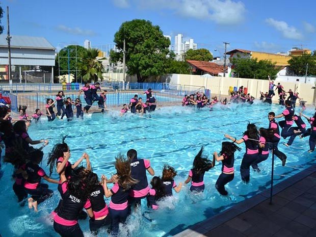 Pulo na piscina está entre as atividades programadas (Foto: Marina Lino)