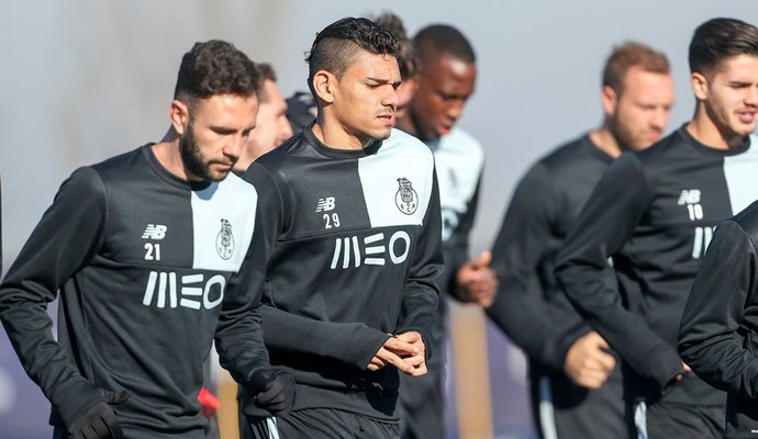 Soares treina com o elenco do Porto (Foto: Divulgação / Porto)