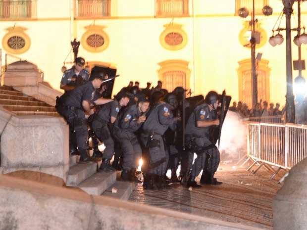 Policiais militares em frente da Assembleia Legislativa do Rio quando tentavam impedir a entrada no local   (Foto: Bruno Jenz Doria de Araujo/VC no G1)