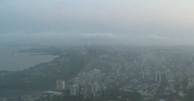 Porto Alegre amanheceu com neblina no primeiro dia de primavera (Foto: Reprodução/RBS TV)
