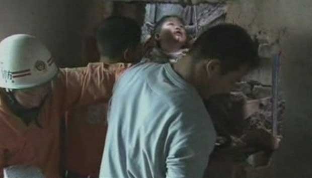 Resgate do garoto demorou quatro horas (Foto: BBC)