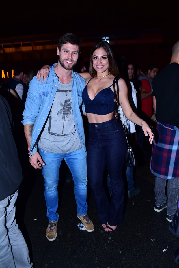 Mari Gonzalez e o ex-BBB Jonas Sulzbach trocam carinhos em festa sertaneja em São Paulo (Foto: Leo Franco / AgNews)
