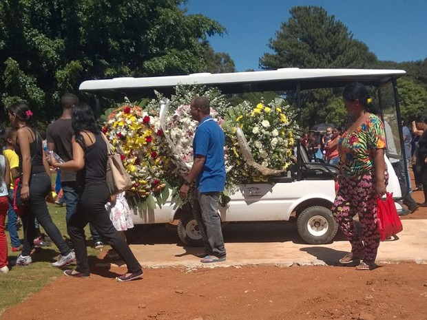 Familiares e amigos acompanham enterro de menina morta após ser atingida na cabeça por bala perdida no DF (Foto: Fernando Caixeta/G1)