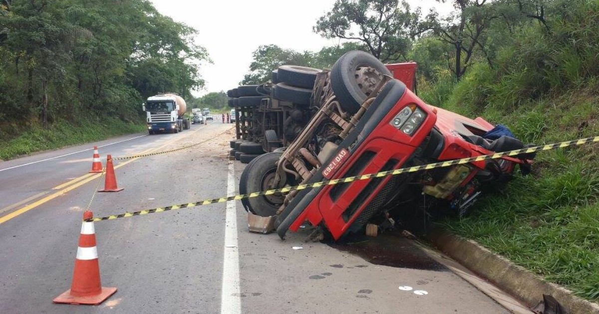 G Caminh O Carregado Tijolos Tomba E Motorista Morre Em Arax