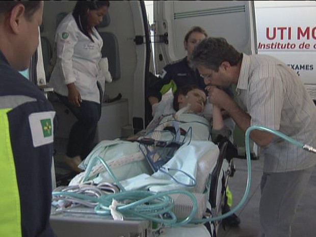 Pai de Lucas beija a mão do filho após a chegada do garoto ao hospital (Foto: TV Globo/ Reprodução)