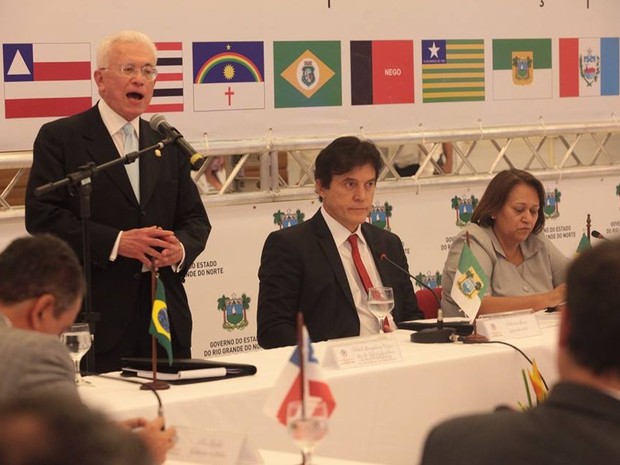 Ministro Mangabeira Unger participa de reunião com governadores do Nordeste em Natal (Foto: Ivanísio Ramos/G1)