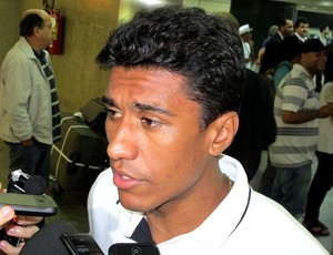 Paulinho desembarque Corinthians (Foto: Gustavo Serbonchini)