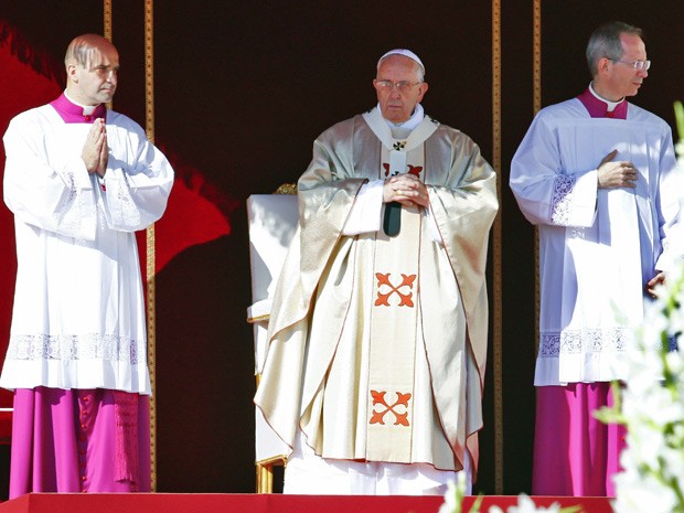 Papa Francisco durante a beatificaçãod e Paulo VI neste domingo (19), no Vaticano (Foto: Tony Gentile/Reuters)