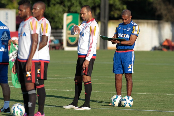 Cristóvão Borges treina equipe do Fla para sua estreia no domingo (Foto: Gilvan de Souza / Flamengo)