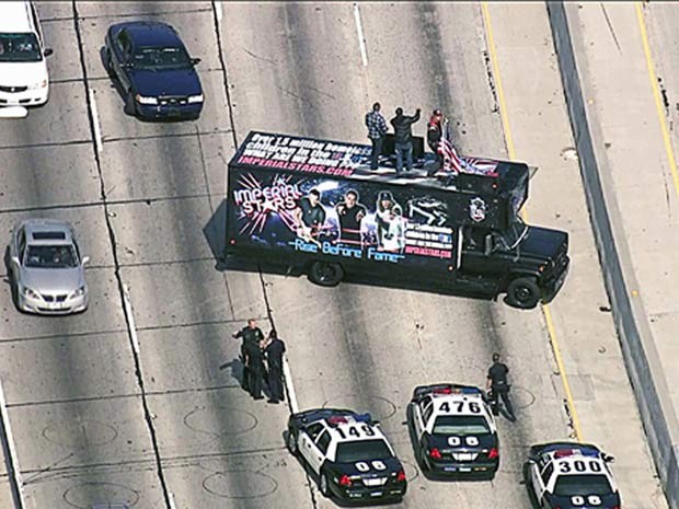 Músicos subiram em cima do caminhão e fizeram uma apresentação improvisada.  (Foto: KTLA-TV/AP)