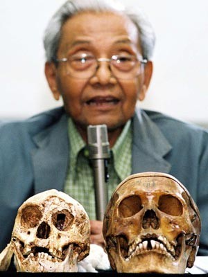 Em imagem de 2004, o pesquisador T. Jacob apresenta crânios dos Homens de Flores (Foto: Agus Suparto/AFP)