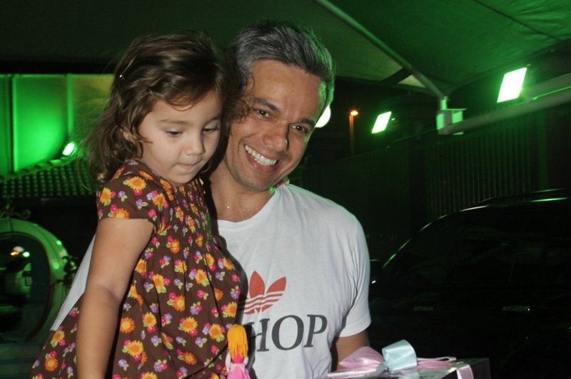 Otaviano Costa levou a filha, Olivia (Foto: Anderson Borde/ Agnews)