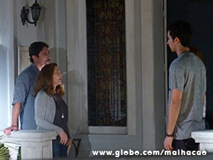 Mesmo com a falta de luz Ben tenta fazer a revelação, sem sucesso (Foto: Malhação / TV Globo)