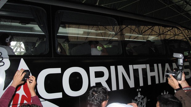 desembarque Corinthians (Foto: Rodrigo Faber)