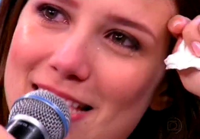 Marjorie limpa as lágrimas depois de ver o poema do avô (Foto: TV Globo)