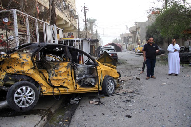 Três morreram em explosão de carro-bomba em uma rua no bairro Al Qahira (Foto: Hadi Mizban/AP) Três morreram em explosão de carro-bomba em uma rua no bairro Al Qahira (Foto: Hadi Mizban/AP)