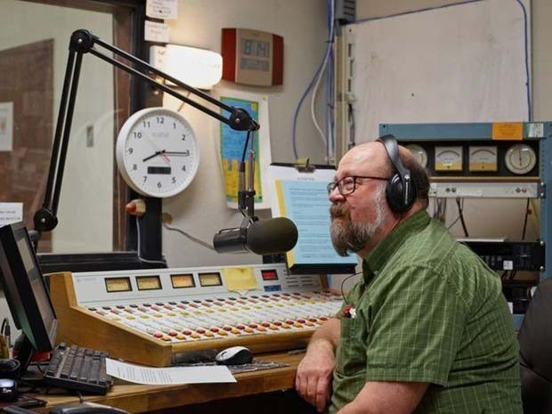Chuck Niday apresenta programa de jazz no rádio (Foto: Emile Holba/ BBC)