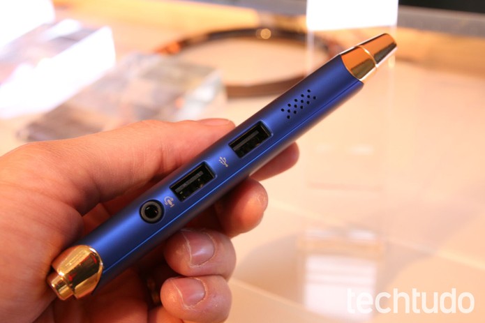 Gagdet tem duas portas USB, uma HDMI e até entrada para fone de ouvido (Foto: Fabrício Vitorino/TechTudo) Gagdet tem duas portas USB, uma HDMI e até entrada para fone de ouvido (Foto: Fabrício Vitorino/TechTudo)
