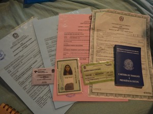 Após tirar a certidão de nascimento, Rogéria retirou todos os documentos pessoais (Foto: Rayssa Natani/G1)