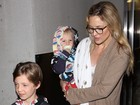 Kate Hudson desembarca com os filhos em Los Angeles