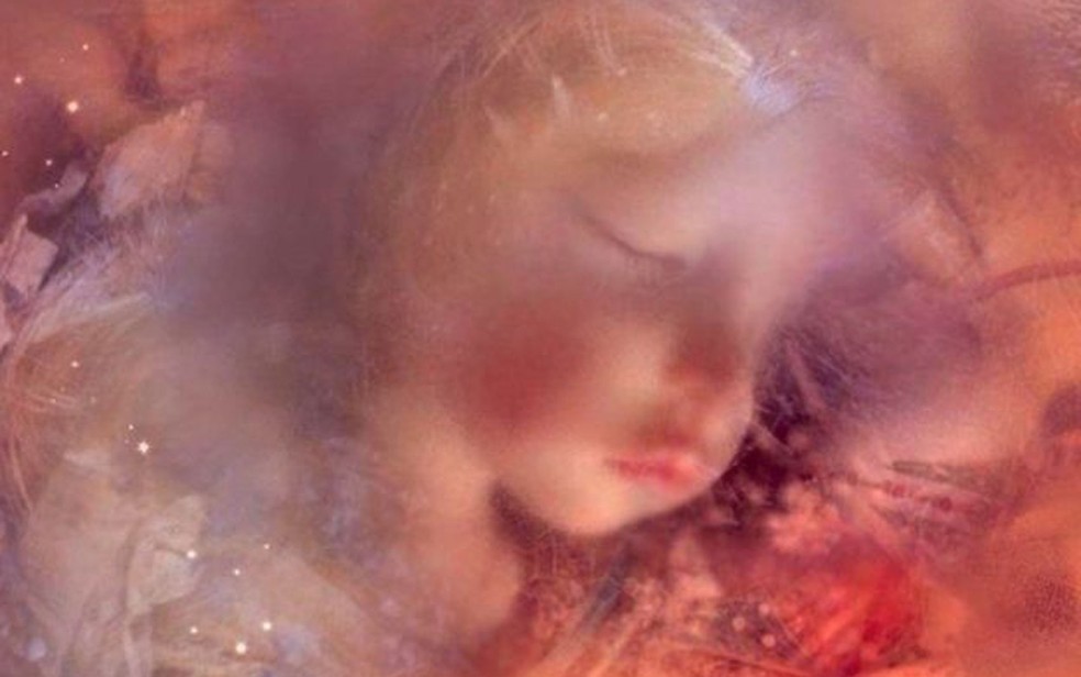 Quando foi encontrado, o corpo da criança tinha mofo na mandíbula e algumas manchas brancas no lábio inferior. A artista gráfica retocou uma foto da criança 'para que Edith pareça bonita de novo' (Foto: Garden of Innocence)