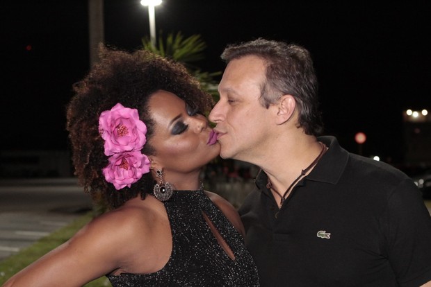 Adriana Bombom e o novo namorado Adrien Cunha (Foto: Isac Luz / EGO)