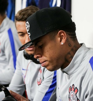 Sem gols, Gustavo não convence e tem futuro incerto no Corinthians