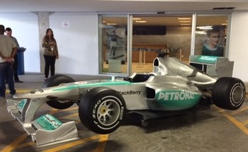 Tour da arena do Palmeiras ganha réplica de carro de F-1 da Mercedes