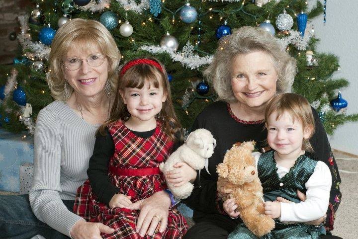 ANGELA (À ESQUERDA) E JONNI PETTIT COM SEUS NETOS NO NATAL DE 2011 (Foto: Reprodução Facebook)