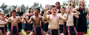 FOTOS: crianças dançam 'haka' em apresentação para príncipe Charles (REUTERS/Hagen Hopkins/Pool)