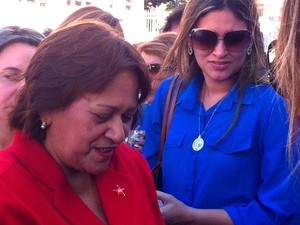 Deputada Federal Fátima Bezerra, do PT, foi ao Colégio Atheneu dar apoio a Carlos Eduardo, do PDT  (Foto: Igor Jácome/G1)