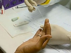 Jovens fazem testes gratuitos de Aids em programa social em Ceilândia (Foto: Reprodução/TV Globo)