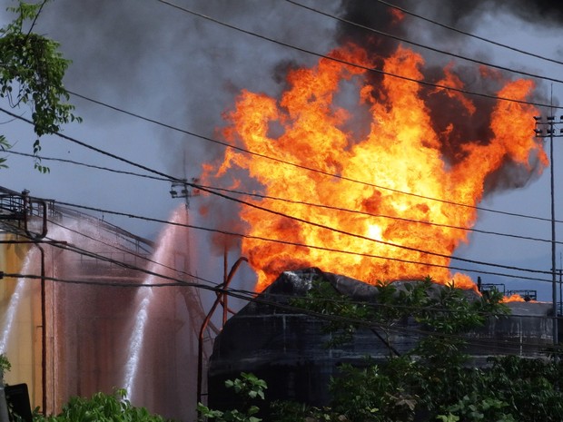 Quatro tanques de combustíveis da Ultracargo seguem em chamas em Santos (Foto: Roberto Strauss/G1)