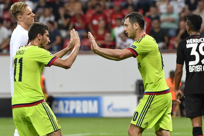 Alan Dzagoev, à direita, comemora primeiro gol do CSKA com Aleksei Ionov (Foto: AP) Alan Dzagoev, à direita, comemora primeiro gol do CSKA com Aleksei Ionov (Foto: AP)