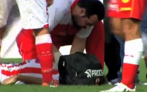 Médico tenta reanimar Cristian Gómez Atlético Paraná x Boca Unidos Campeonato Argentino (Foto: Reprodução de vídeo)